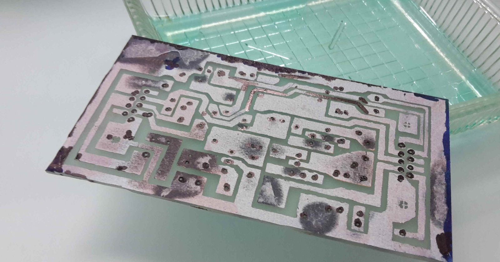 Zbliżenie płytki drukowanej z układami elektronicznymi.